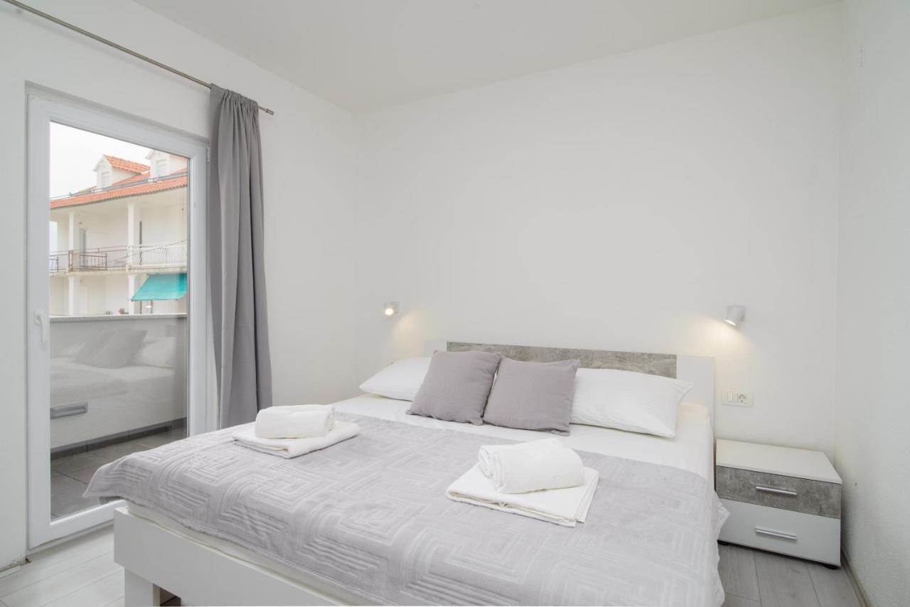 Apartments Pelja Трогир Екстериор снимка